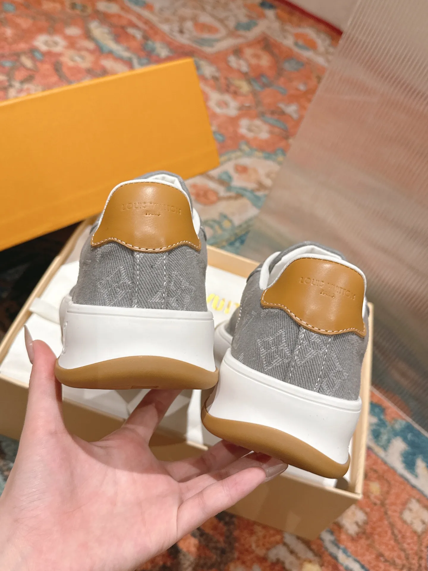 👟👟Ex-factory price 640👟👟 LV men's new tilt sneakers, classic catwalk style, air-glue technology, very comfortable on the feet. Luxurious materials, fine workmanship, European made English letters printed on the midsole, the upper is made of calfskin, the side is decorated with the brand LOGO and signature, the latest latex foot pads ➕ mesh lining, the foot feels super comfortable. Two-color TPU combination outsole. Packing process Goodyear stitched seam fabric: first-layer cowhide, lining: customized silky mesh lining-first-layer silk cowhide lining Bottom thickness: 0.5cm ☑️size: men's 39-44 (45 customized, non-returnable)